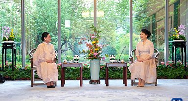 Peng Liyuan, Endonezya Cumhurbaşkanı Joko Widodo’nun eşi Iriana Widodo ile görüştü