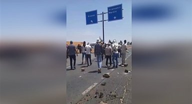 Şanlıurfa'da DEDAŞ'ı protesto eden çiftçiler yol kapattı
