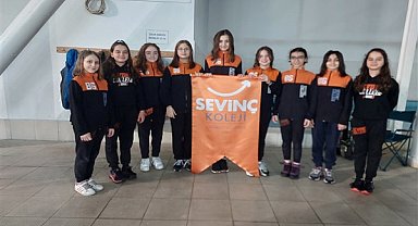 Sevinçli öğrencilerden yüzmede yeni başarı