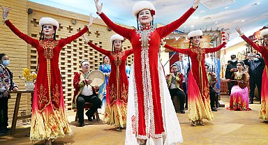 Xinjiang'da somut olmayan kültürel miraslar bayram coşkusuyla sergilendi