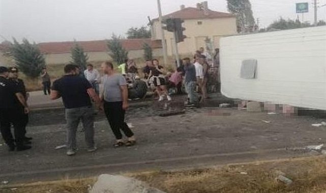 Afyonkarahisar'da midibüs ile kamyonet çarpıştı, 33 kişi yaralandı