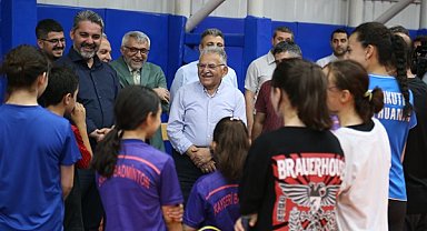 Başkan Büyükkılıç, sporcularla bir araya geldi