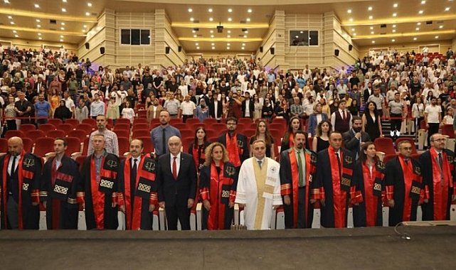 ERÜ Hukuk Fakültesi'nde mezuniyet sevinci