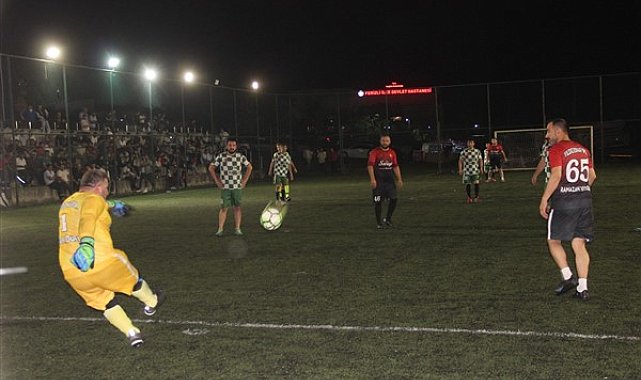 Ferizli Belediyesi 15 Temmuz Futbol Turnuvası'nda yarı final heyecanı başlıyor