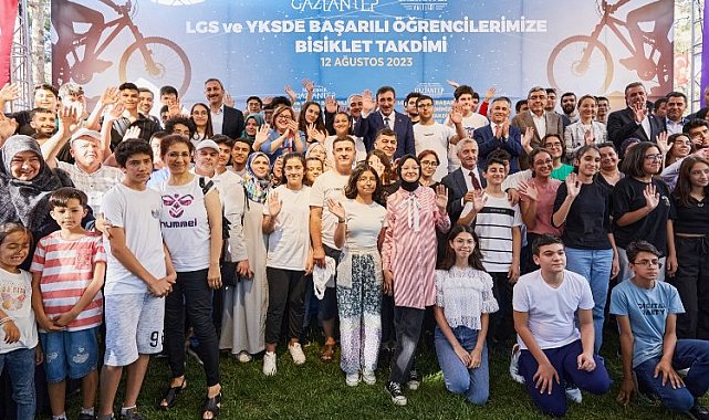 Gaziantep'in başarılı öğrencilerine bisikletler Cevdet Yılmaz'dan
