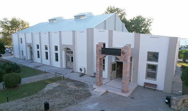 İsmet İnönü Kültür Merkezi Ayvalık'a yakıştı