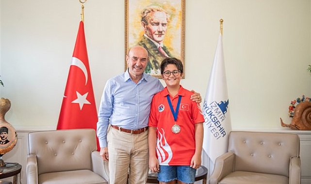 İzmirli satranç şampiyonu Başkan Soyer’i ziyaret etti