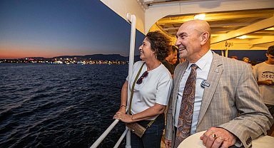 İzmirliler “Körfez Turu” ile İzmir'in tarihini denizden keşfediyor