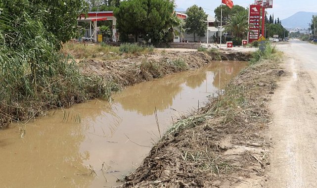 Manisa'da derelerin olası taşkınlara karşı temizliği sürüyor
