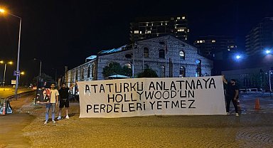 Memleket Partili gençler, Disney Türkiye'nin önünde pankart açtı