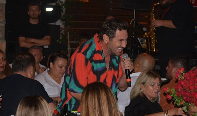 Metin Arolat'tan seyircilerin arasında konser