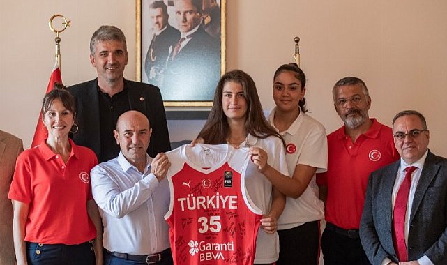 Milli takım oyuncularından Başkan Soyer'e kupa sözü