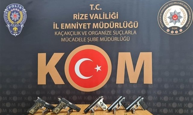Rize'de durdurulan araçta ruhsatsız tabancalar ele geçirildi