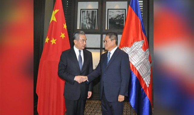 Wang Yi, Kamboçyalı mevkidaşıyla görüştü