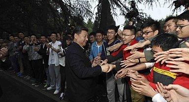 Xi Jinping ve üniversite öğrencileri ile birlikte
