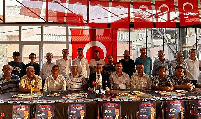 Adaylık açıklamasını meşaleli şova dönüştürdü! Muhtar adayından müthiş projeler