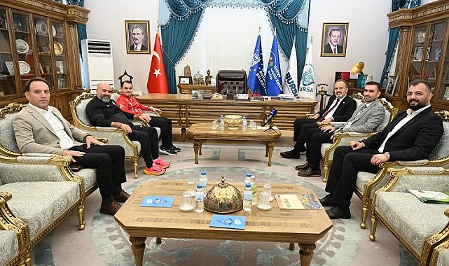 Alinur Aktaş özel şampiyonları ağırladı