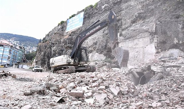 Bursa Osmangazi'de tarihi bölgedeki riskli binalar yıkılıyor