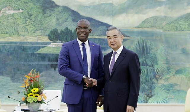 Çin Dışişleri Bakanı Wang Yi Grenadalı mevkidaşıyla görüştü
