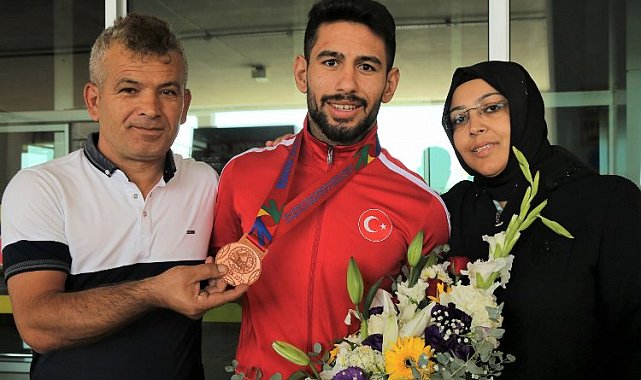 Dünya 3.'sü olan milli güreşçi Bayraktar yurda döndü