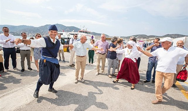 İzmir-Midilli seferleri sezonu dostluk mesajlarıyla kapattı