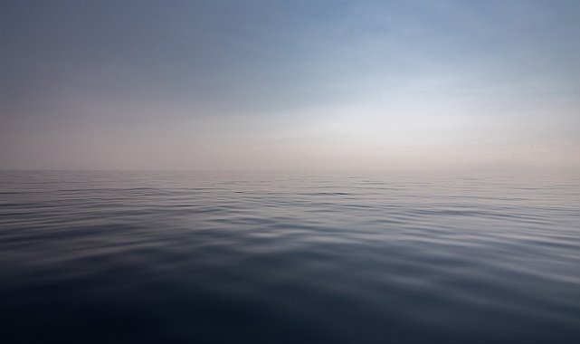 Karakova Burnu açıklarında sürüklenen tekne, Gelibolu Tersanesi'ne yanaştırıldı
