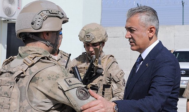 Mardin Valisi'nden sınırda Mehmetçiğe ziyaret