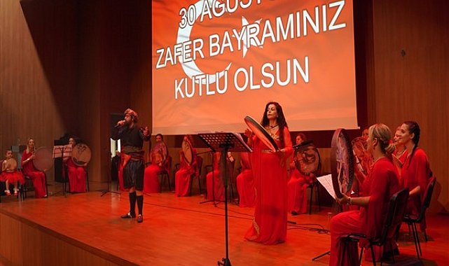 Orhangazi Belediyesi ve Orhangazi Kent Konseyi Zafer Bayramı'nda gösteri sergiledi