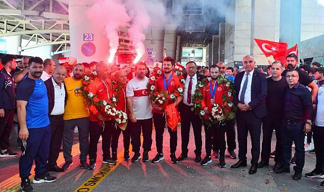 Şampiyon güreşçilere coşkulu karşılama