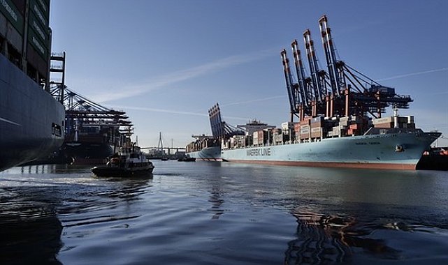 TCG Osmangazi gemisi beraberindeki yardım malzemeleriyle Libya'ya ulaştı