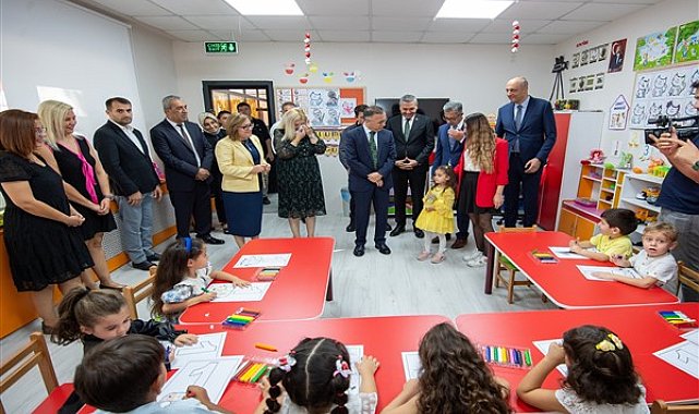 Yüzlerce çocuk evinin bahçesinde eğitim görüyor