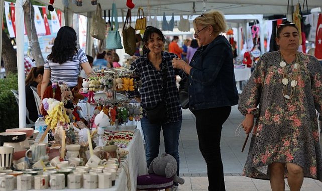 Adana Kadın Emeği Pazarı'nda el emeği ürünler satışta