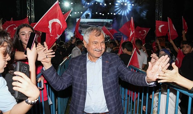 Adanalılar Pinhani konseriyle coştu Cumhuriyeti Kutladı