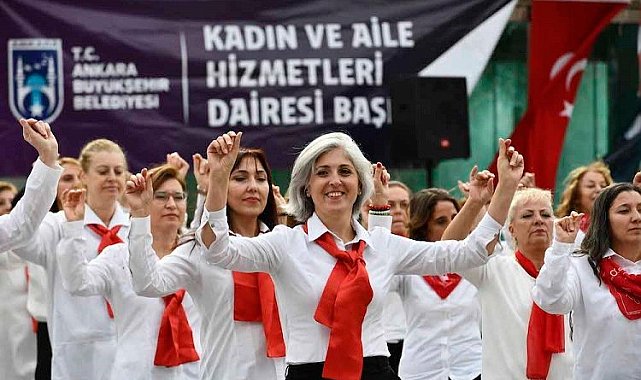 Ankaralı 100 kadınlardan zeybek gösterisi