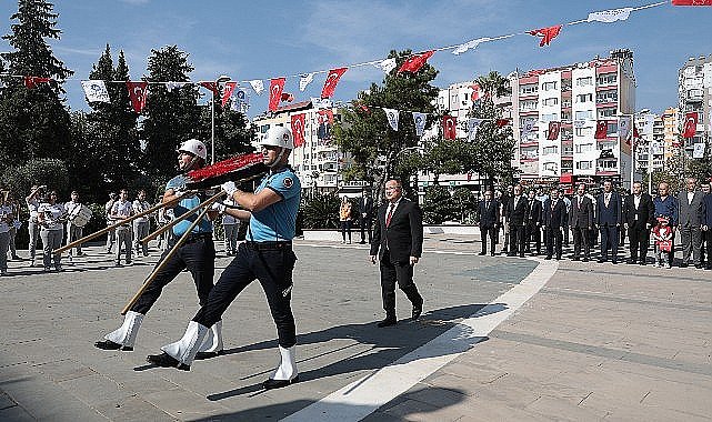 Antalya Büyükşehir'de Atatürk Anıtı'na çelenk sunma töreni