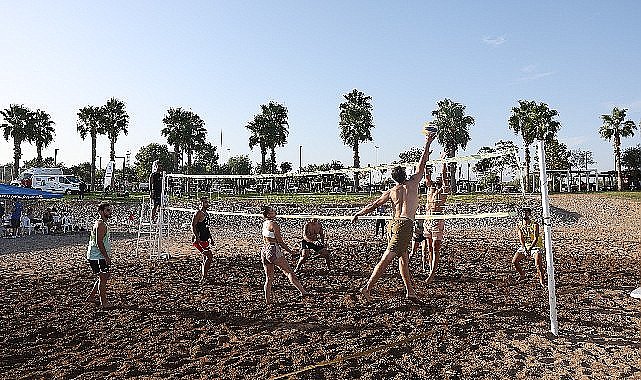Antalya;da Cumhuriyet'in 100. Yılı coşkusu Plaj Voleybolu Turnuvası ile başladı