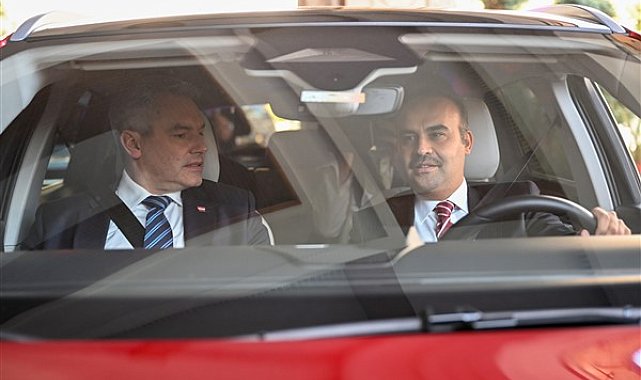 Bakan Kacır ile Avusturya Şansölyesi Nehammer, TBMM’ye Togg ile geçti