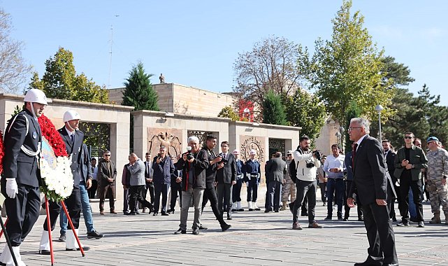 Başkan Büyükkılıç, Cumhuriyet Bayramı kutlamasında çelenk sundu