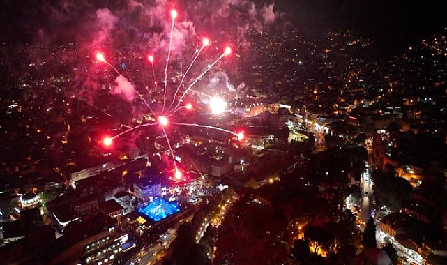 Bursa'da kutlamalara havai fişekli final