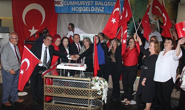 Bursa'da emeklilerden 100. Yıl Balosu