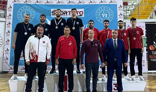 Bursalı badmintoncular Sivas kürsüsünde