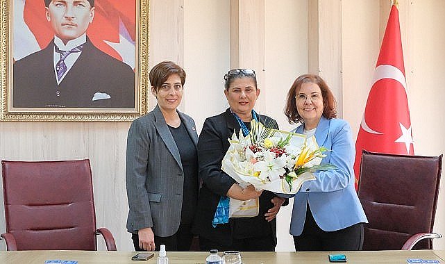 Cumhuriyet Halk Partisi'nin (CHP) Aydın il kadın kolları ve 17 ilçe kadın kolları yöneticileri, Aydın Büyükşehir Belediye Başkanı Özlem Çerçioğlu'na nezaket ziyaretinde bulundu.
