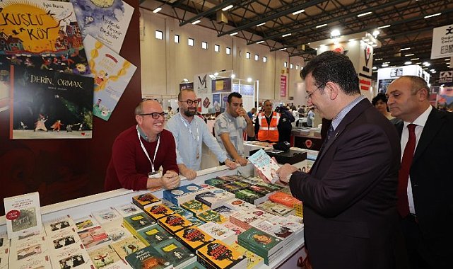 Ekrem İmamoğlu'ndan kitap totemi