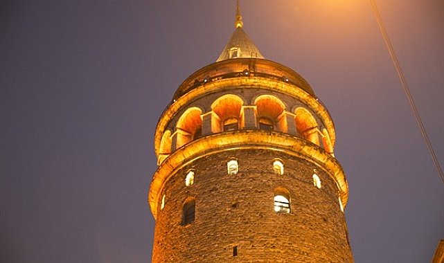 Galata ve Kız Kulesi'nde yansıtma ve ışık gösterileri yapıldı