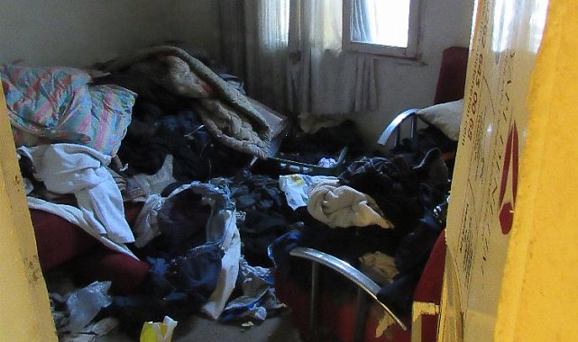 Gebze'de çöp ev belediye ekipleri tarafından temizlendi