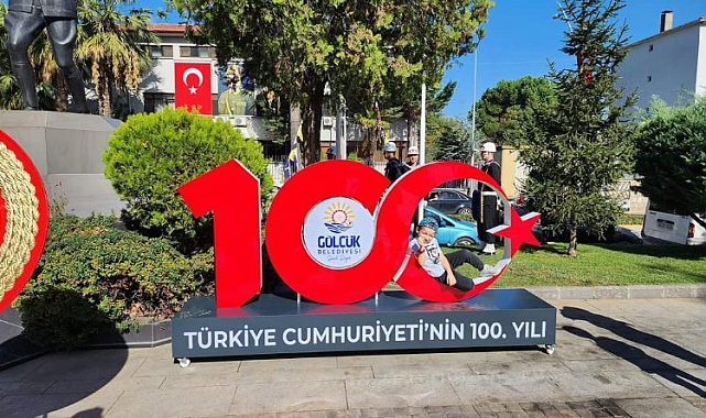 Gölcük 100. yılda kırmızı beyaza büründü