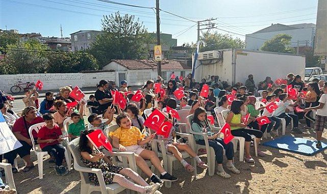 İzmirli minikler Cumhuriyet’in yeni yüzyılına