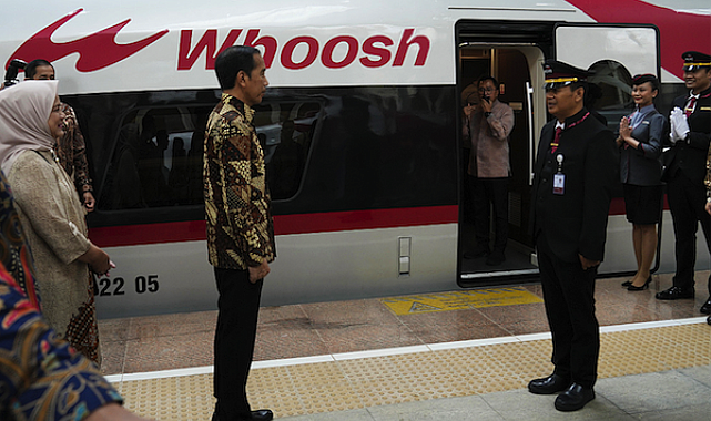 Jakarta-Bandung Yüksek Hızlı Demir Yolu hizmete girdi