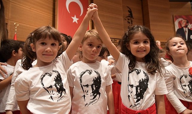 Kadıköy'de çocukların 100. yıl Cumhuriyet coşkusu