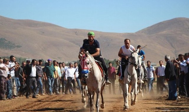 Karlıova'da Geleneksel At Yarışı coşkusu